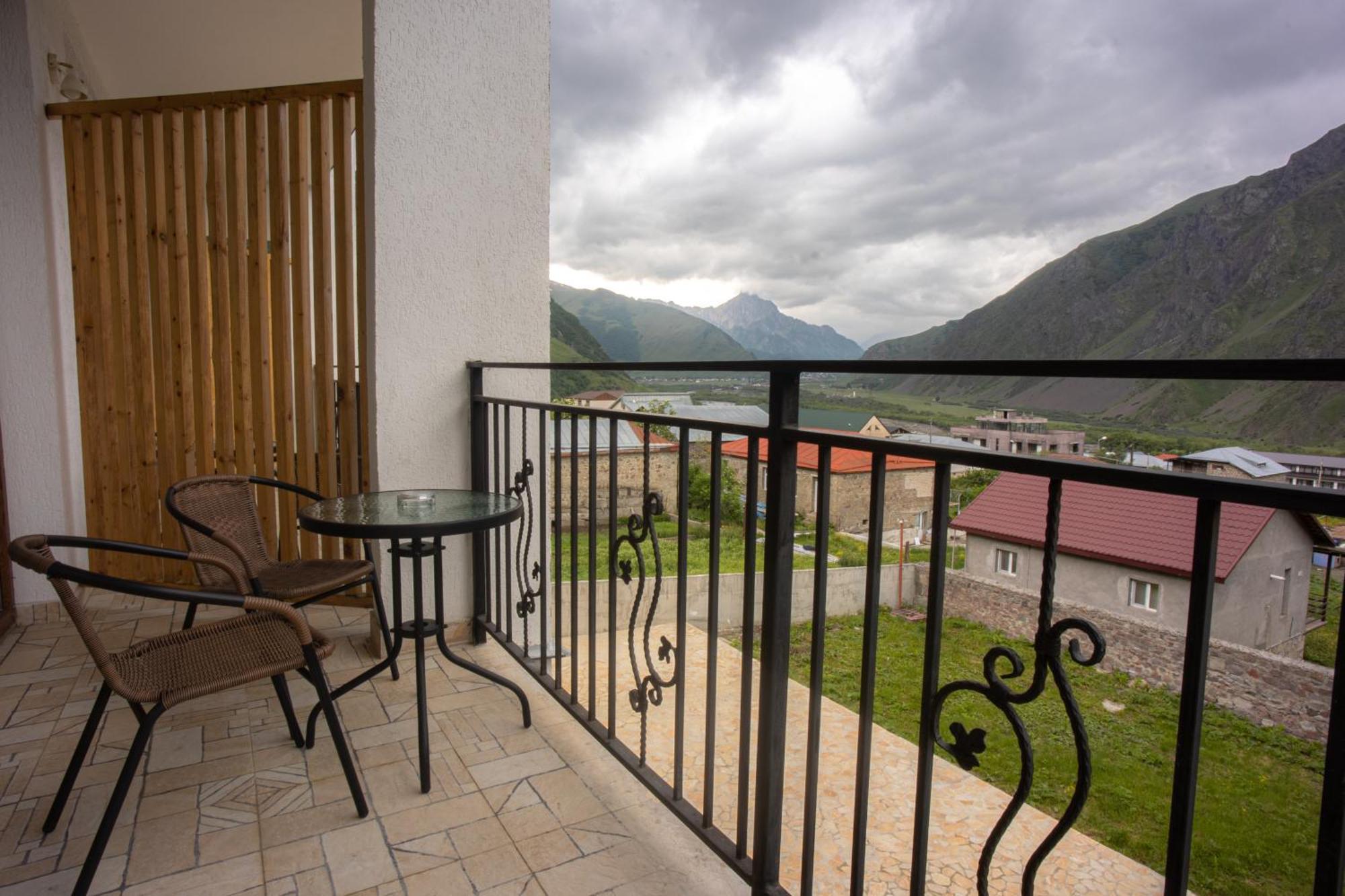 Mood Hotel Kazbegi Екстериор снимка